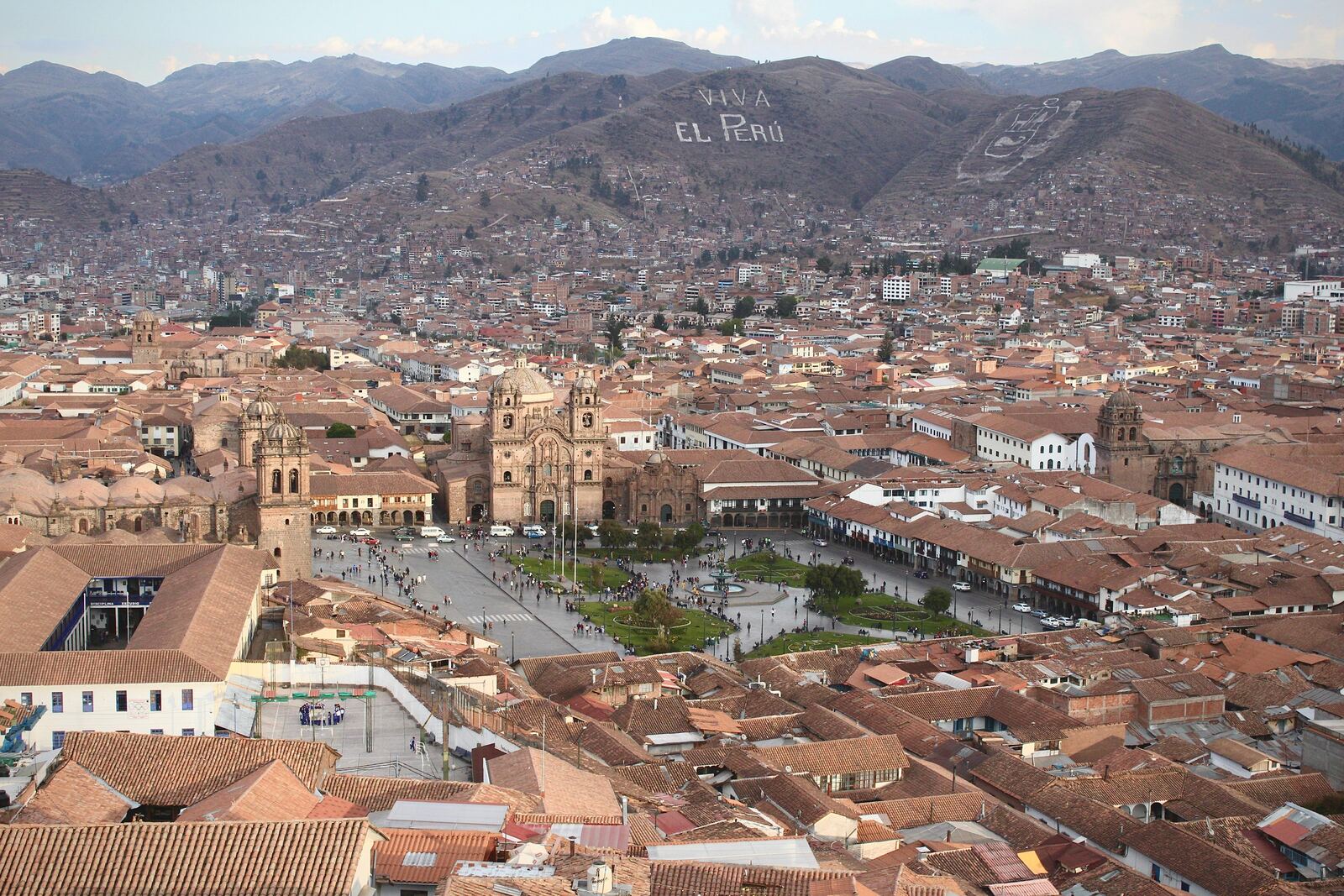 Vista aérea de Cusco, con el cerro que dice "Viva el Perú"