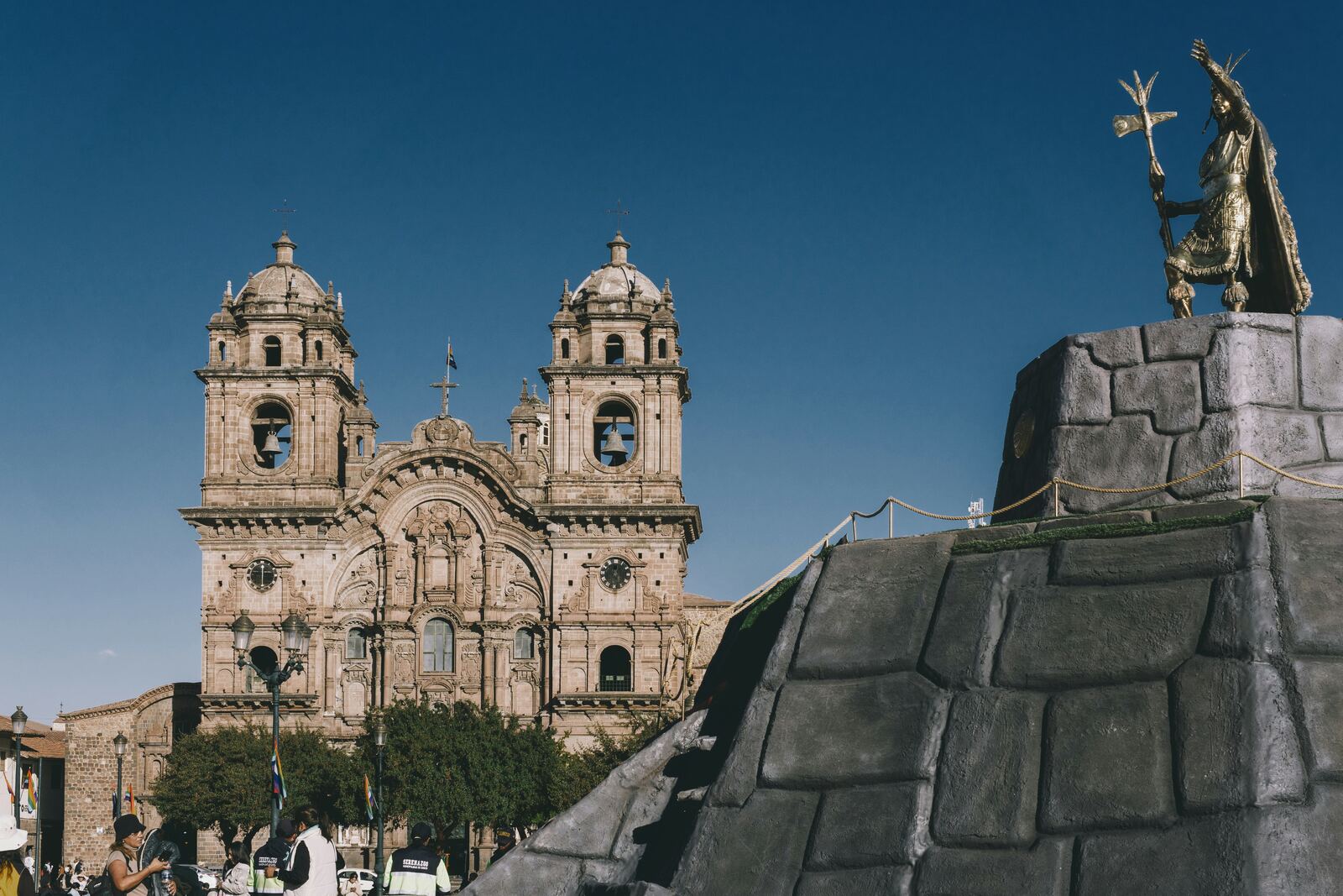 La estatua de Pachacútec sobre la Plaza de Armas